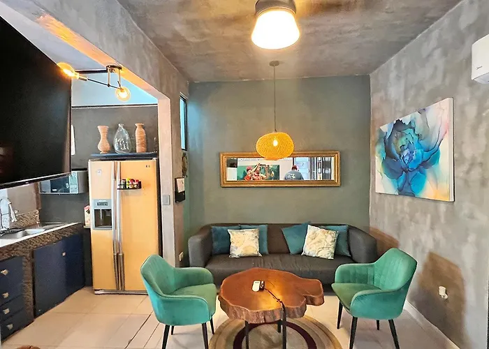Beachside Oasis ! Spacious ½ Block From The Apartment *