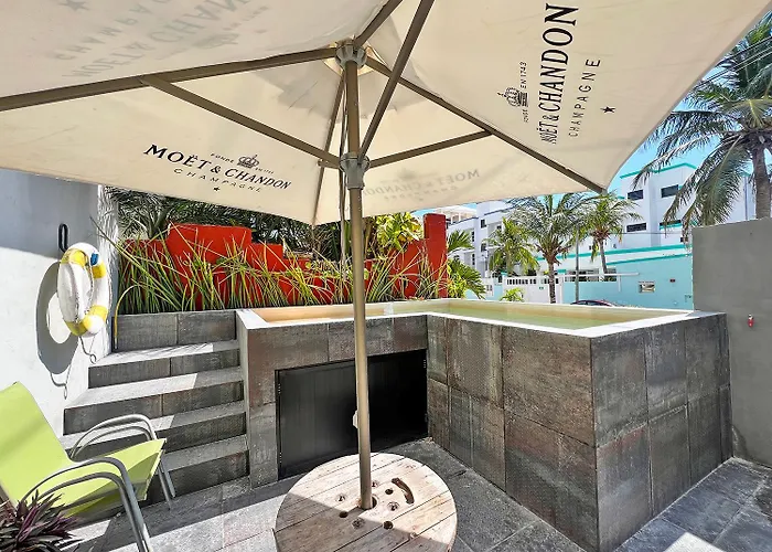 Apartment Beachside Oasis ! Spacious ½ Block From The
