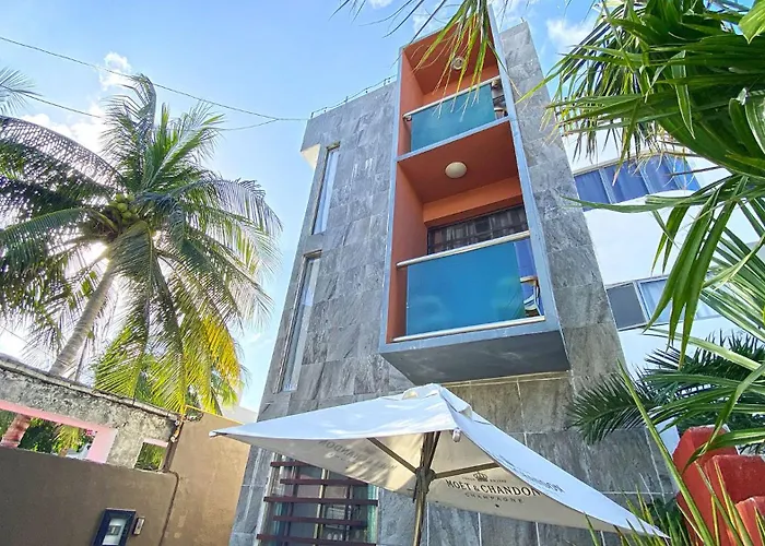 Apartment Beachside Oasis ! Spacious ½ Block From The